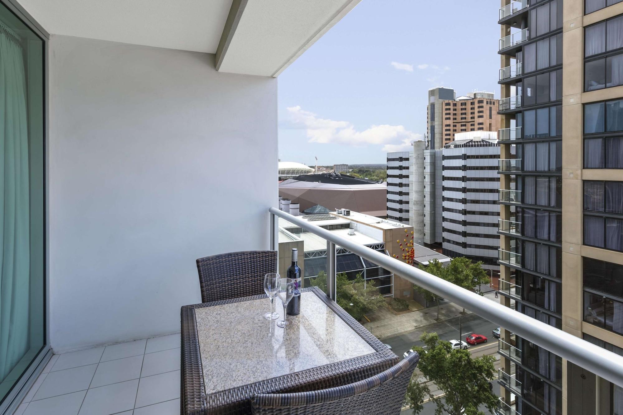 Oaks Adelaide Embassy Suites Экстерьер фото