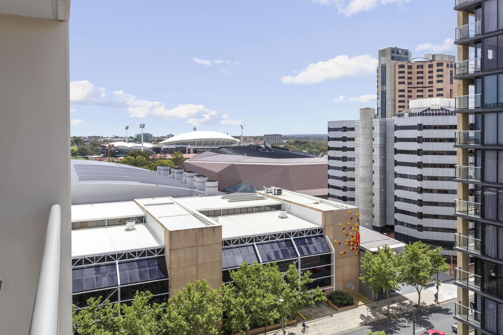 Oaks Adelaide Embassy Suites Экстерьер фото