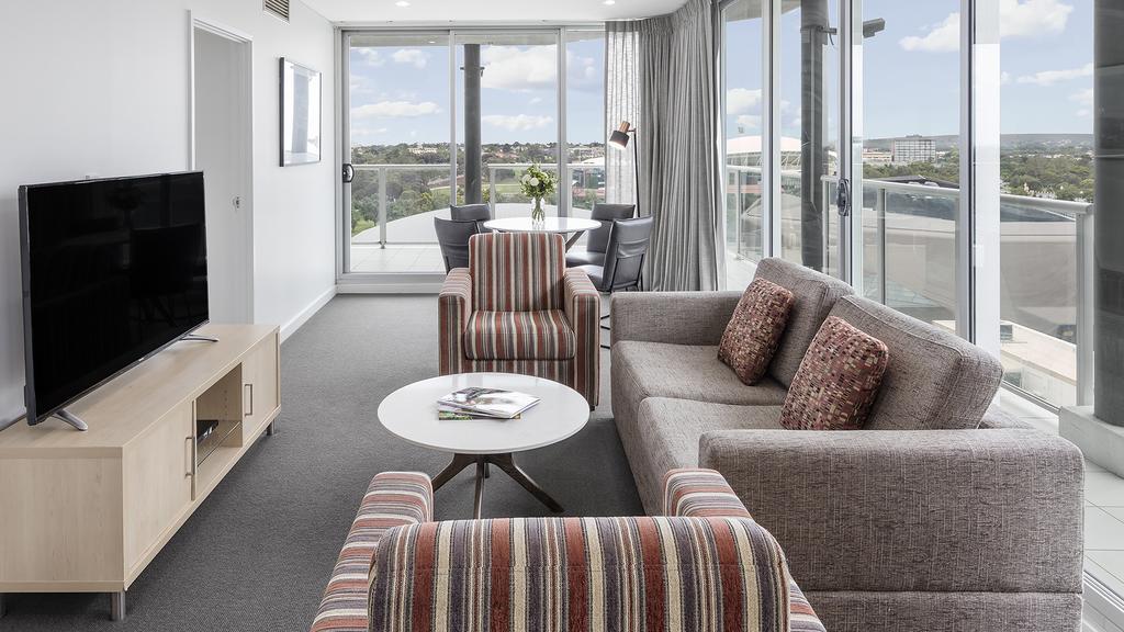 Oaks Adelaide Embassy Suites Экстерьер фото