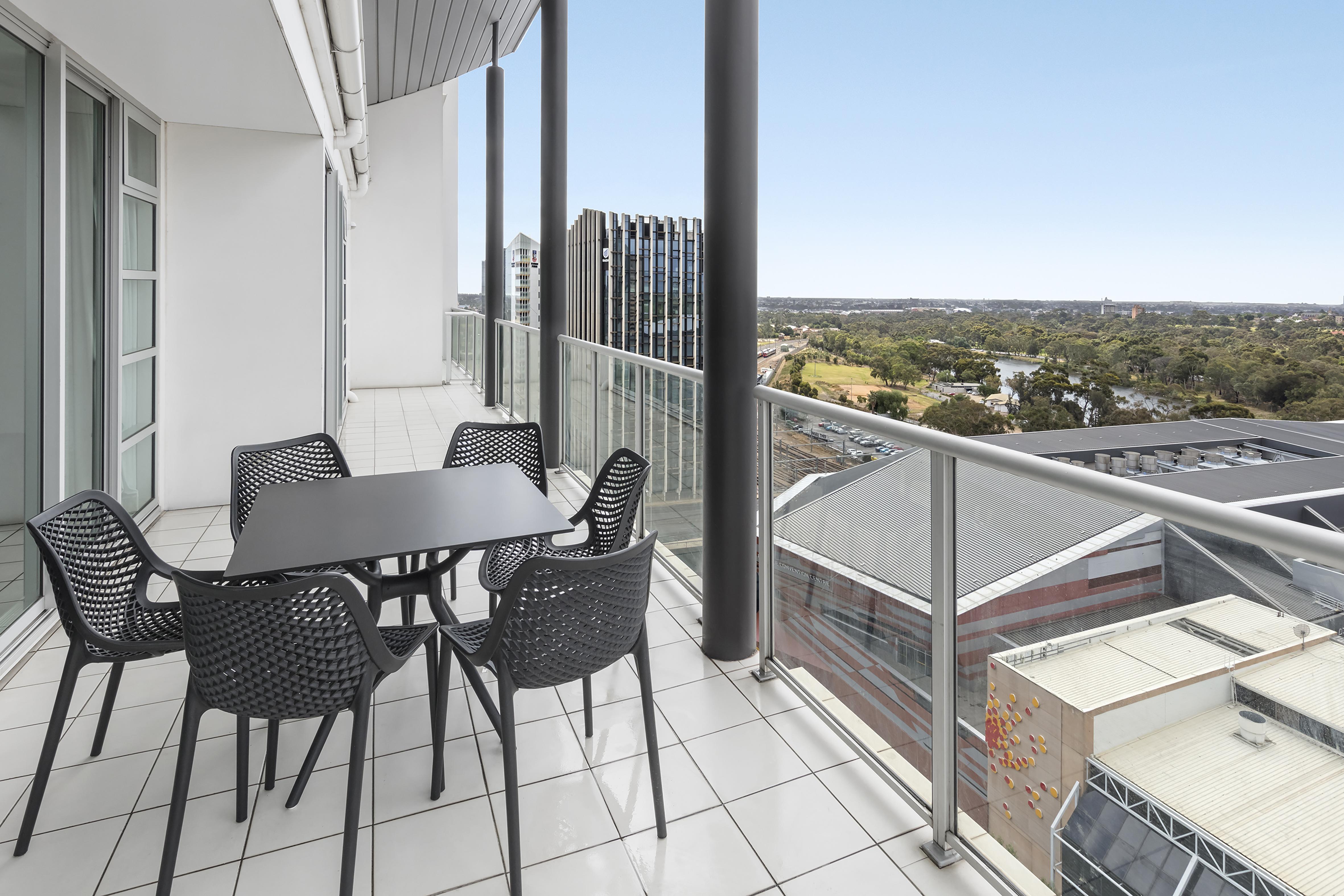 Oaks Adelaide Embassy Suites Экстерьер фото